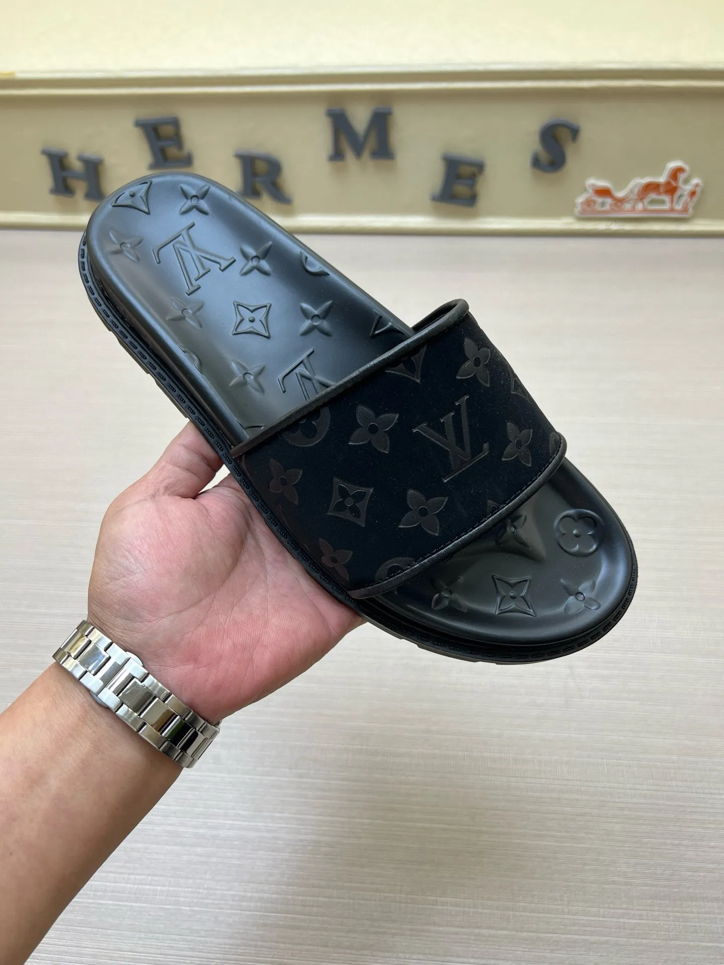 P270🏆Louis Vuitton 🏆[Louis Vuitton] Spring/Summer 2025 [Men's Flip Flops] 🎯🎯As an active family in the fashion industry ⭐ Lv is characterized by bold innovation ⚡Create this casual business style for Chinese fashionable men ✨The fabric is made of imported high-grade cowhide 🔥 Clean and neat ⚡Fashionable and elegant🌹Breathable, sweat-absorbent and deodorant👈So luxurious, high-end and domineering. 👍Must be sold if you repost the picture. Number of yards: 38--46. Color: 🎉 For large quantities. Welcome to repost.